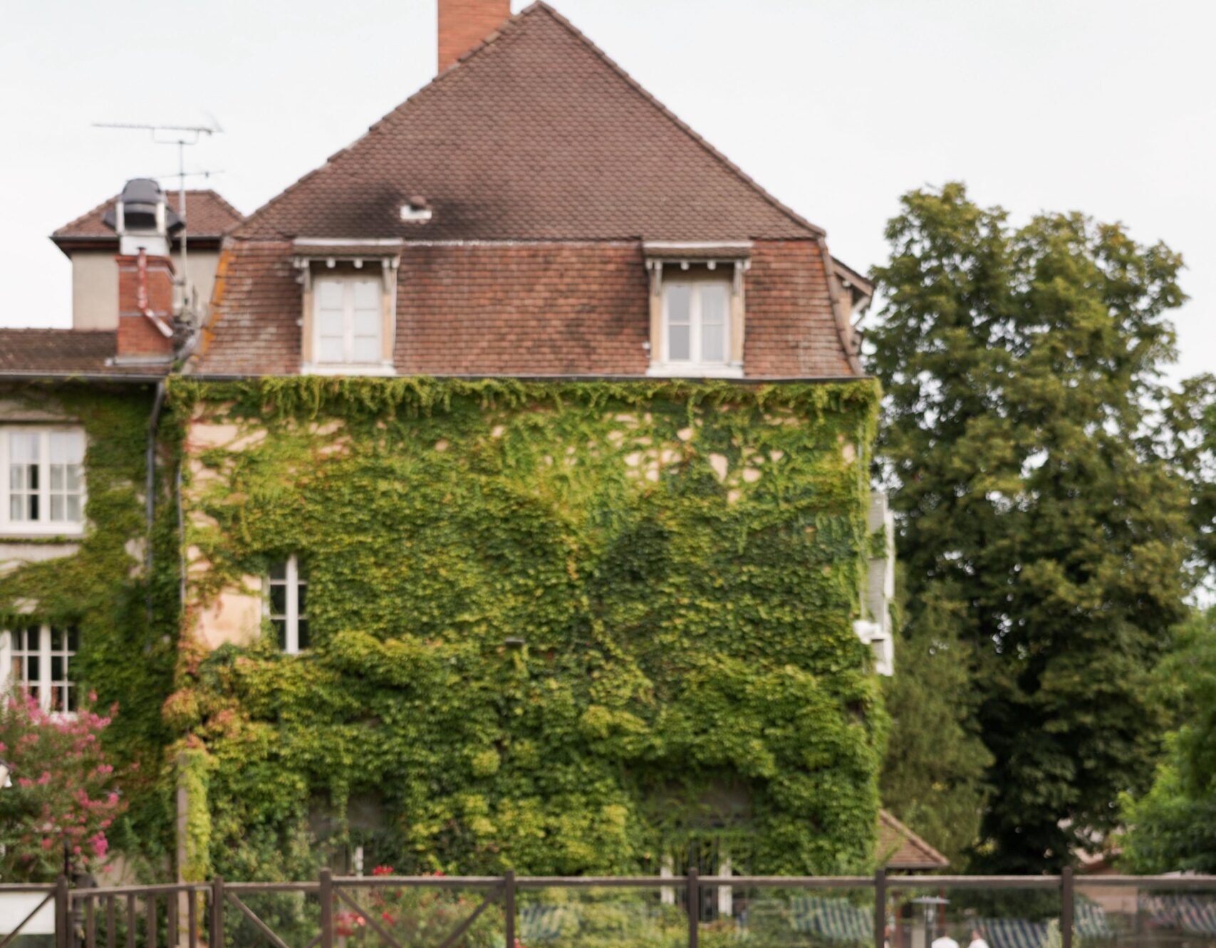 Le Château de la Barge, façade couverte de vigne vierge